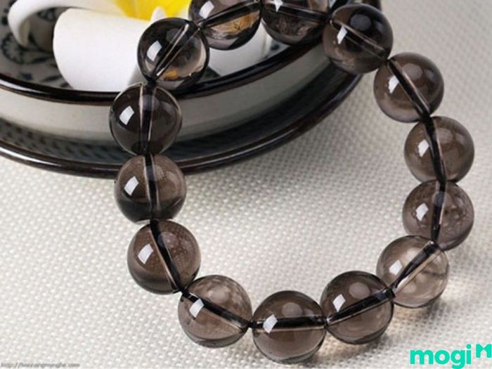 Vòng tay thạch anh đặc biệt thích hợp cho người tuổi Nhâm Dần, giúp cân bằng năng lượng và thu hút tài lộc.