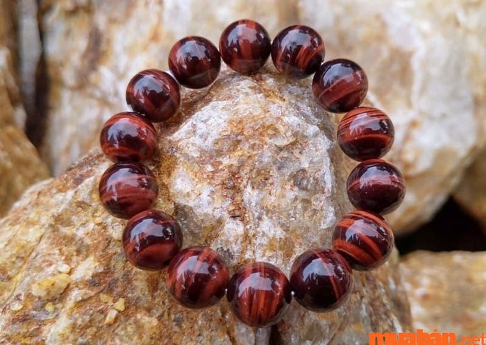 Vòng tay phong thủy từ đá mắt hổ nâu đỏ mang lại sự thịnh vượng và may mắn cho người sở hữu.