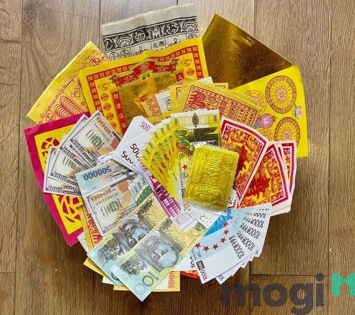 Vàng mã là một trong những lễ vật không thể thiếu trong buổi cúng nhà mới thuê.