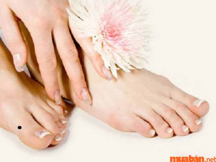 nốt ruồi ở ngón chân cái