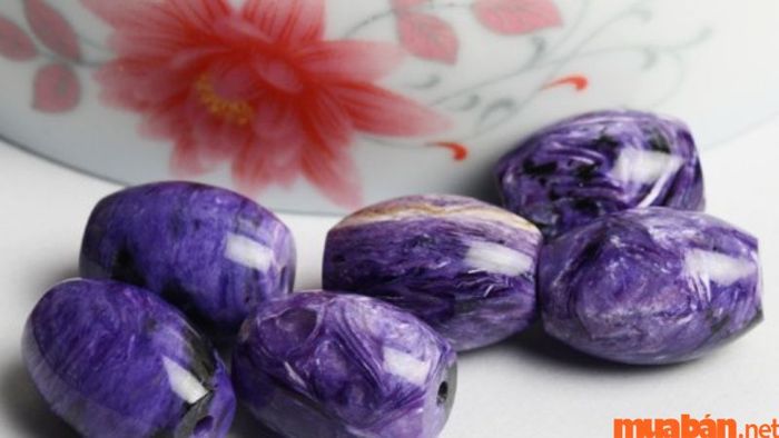Người mệnh Thổ nên chọn lu thống với màu tím và nâu đất để phù hợp với bản mệnh và mang lại may mắn. Các màu sắc này giúp xua đuổi tà khí và thu hút vượng khí.