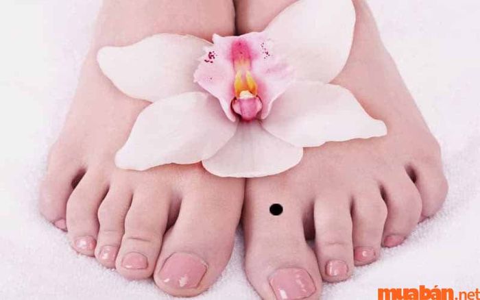 nốt ruồi trên ngón chân cái
