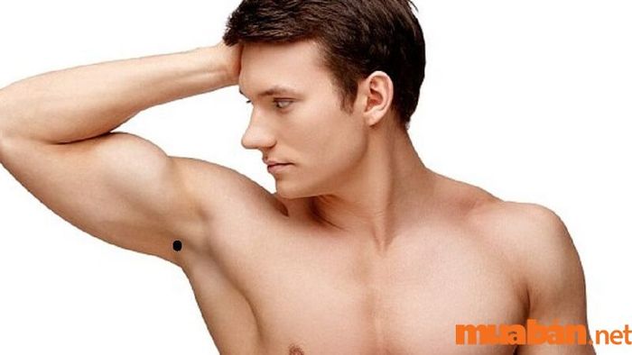 Nốt ruồi ở nách trái nam giới