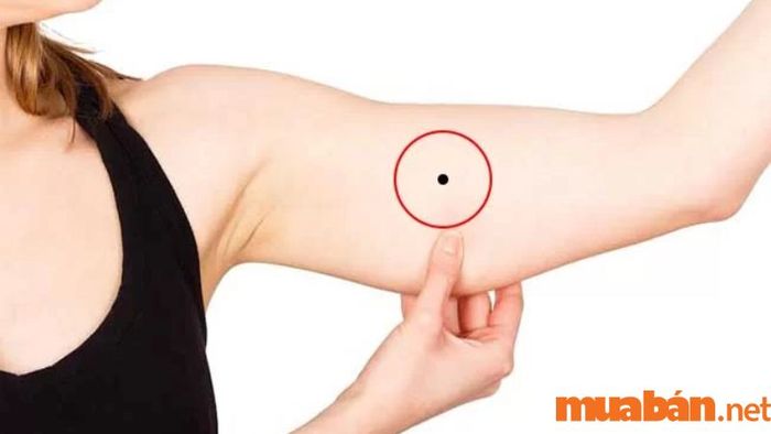 Nốt ruồi ở cánh tay gần nách