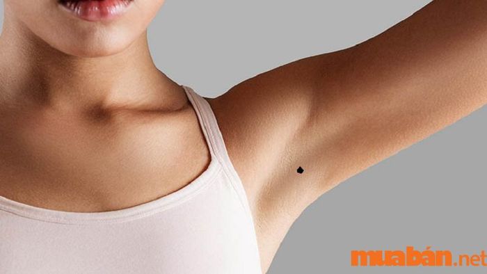 Nốt ruồi ở nách trái của nữ giới