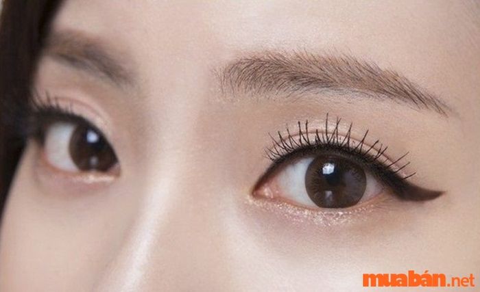 Phụ nữ có đôi mắt sáng, to và trong là những người có tính cách vui tươi, hồn nhiên và lạc quan.
