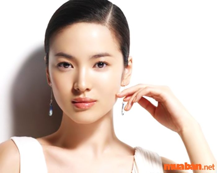 Theo nhân tướng học phụ nữ, người có tướng trán cân đối vừa phải là người thông minh, nhanh nhẹn và dễ thành công trong sự nghiệp.