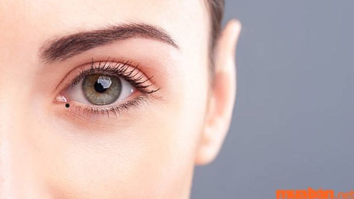 Vị trí nốt ruồi ở khóe mắt phụ nữ