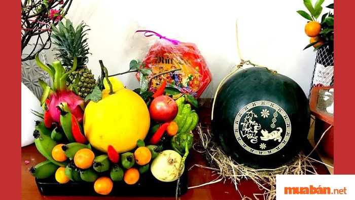 Trái cây dâng Thần Tài nên có đầy đủ ngũ quả như cầu, dừa, đu đủ, xoài và sung.