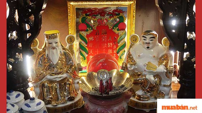 Bài vị đặt sau tượng thần được gọi là giá gương, có tác dụng bảo vệ và gia tăng tài lộc cho gia chủ.
