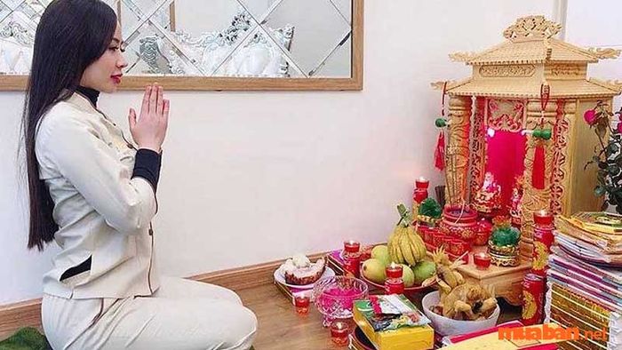 Tại Việt Nam, thờ cúng Thần Tài là một tín ngưỡng quan trọng, đặc biệt đối với các gia đình kinh doanh.