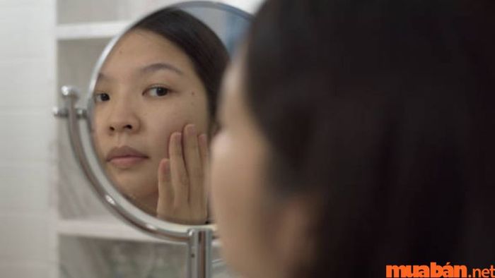 Nốt ruồi xuất hiện ở vị trí huyệt Thái dương trên mặt phụ nữ