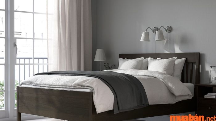 Giường ngủ cần được chọn với kích thước phù hợp để đảm bảo sự hài hòa phong thủy và bảo vệ sức khỏe.