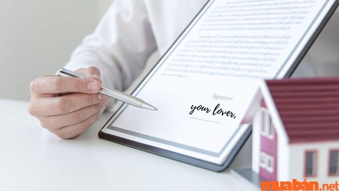 Mơ thấy người yêu bán nhà có thể là dấu hiệu của những thay đổi lớn trong mối quan hệ của bạn. Giấc mơ này báo hiệu rằng bạn và người yêu sẽ bước vào một giai đoạn mới, có thể liên quan đến các quyết định quan trọng về tài chính và tài sản chung.
