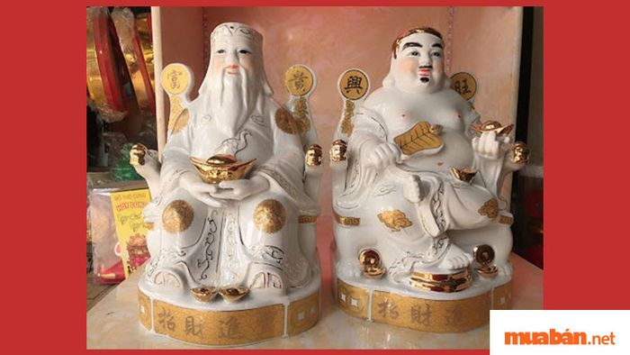 Thần Tài và Ông Địa thường xuyên được đặt cạnh nhau như một quy ước trong các nghi lễ thờ cúng.