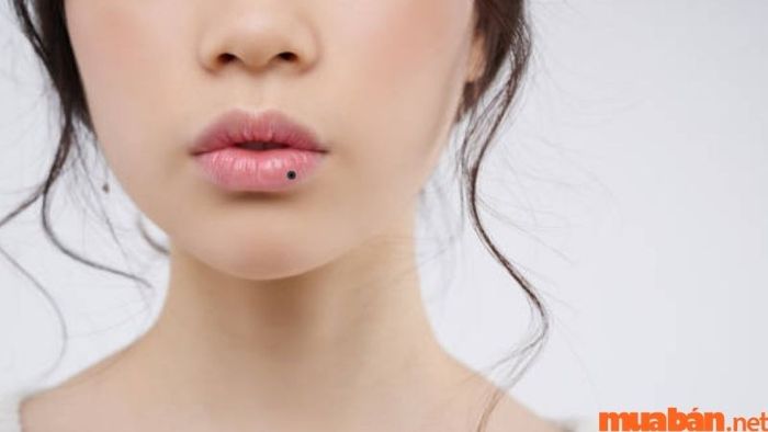 Nốt ruồi ở vị trí môi dưới