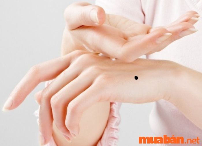 nốt ruồi trên mu bàn tay