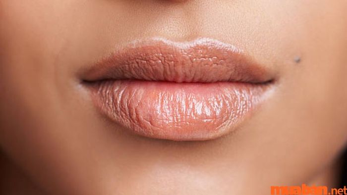 Nốt ruồi ở vị trí gần miệng trên mặt phụ nữ