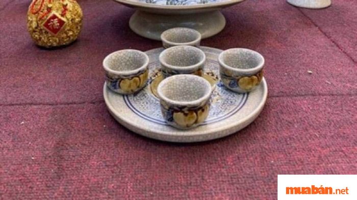5 ly nước tượng trưng cho ngũ hành.