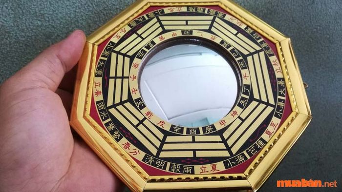 Gương bát quái lồi có tác dụng xua đuổi các sát khí.