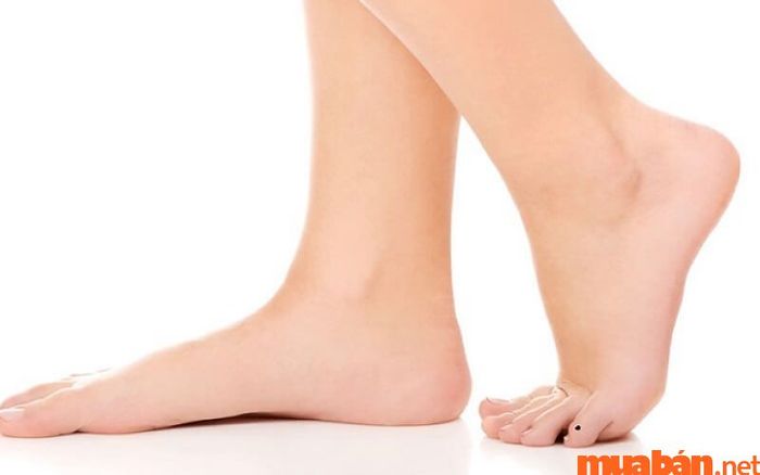 Nốt ruồi ở ngón chân út thường là dấu hiệu của điềm báo không tốt, đặc biệt liên quan đến công danh và sự nghiệp của người sở hữu nó.