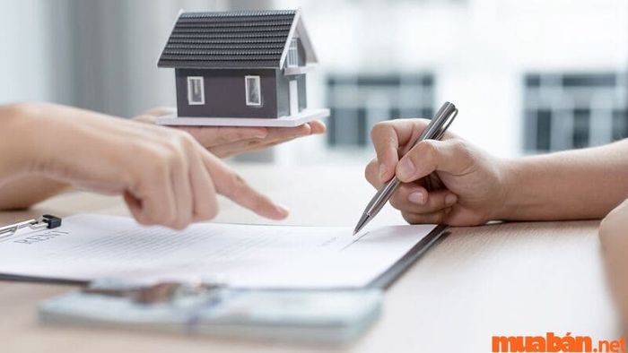 Giấc mơ thấy người lạ bán nhà có thể là dấu hiệu cho thấy bạn đang đối mặt với những cơ hội mới hoặc sự thay đổi lớn trong cuộc sống. Nó nhắc nhở bạn hãy chú ý đến những dấu hiệu xung quanh để không bỏ lỡ cơ hội quan trọng.