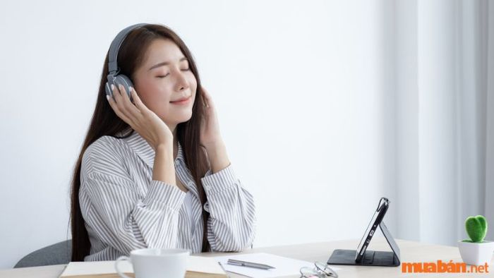 Dành thời gian thư giãn bằng cách nghe nhạc, đọc sách và làm những điều thú vị giúp giảm căng thẳng.