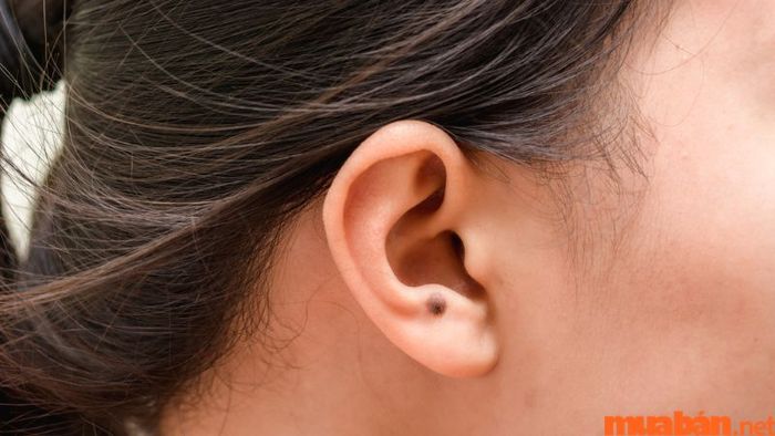Nốt ruồi ở tai của phụ nữ