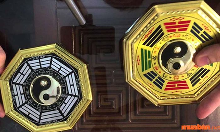 Không bao giờ treo gương bát quái hướng vào nhà người khác.