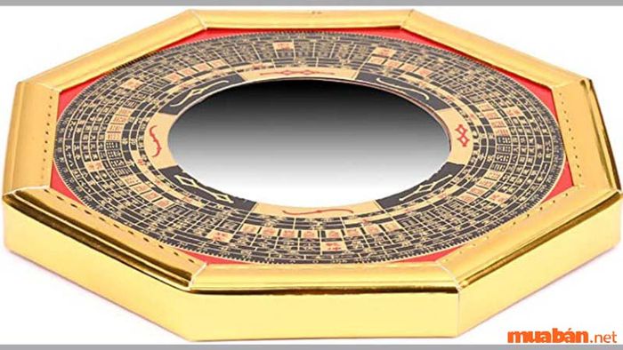 Gương bát quái lõm có khả năng thu hút tài lộc cho gia chủ.