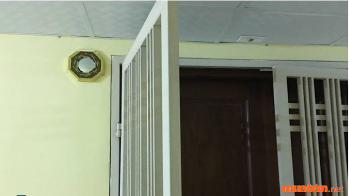 Việc treo gương trước cửa có thể thay đổi vận mệnh của gia đình.
