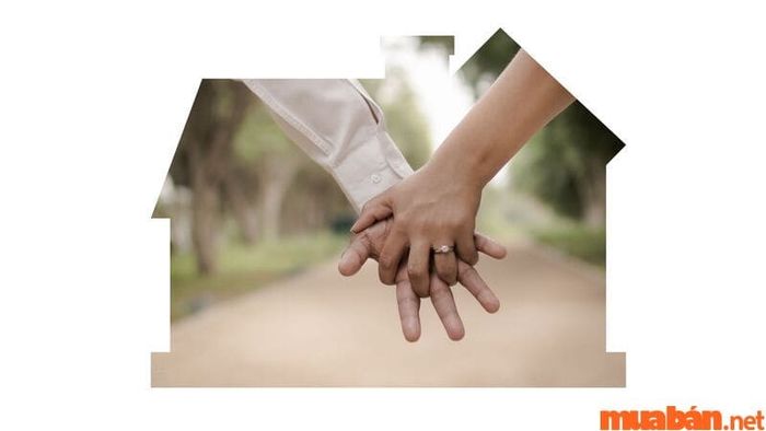 Giấc mơ thấy vợ chồng bán nhà có thể là điềm báo của sự bình an và hạnh phúc trong gia đình, cũng như một dấu hiệu về sự ổn định và hạnh phúc trong cuộc sống của bạn.