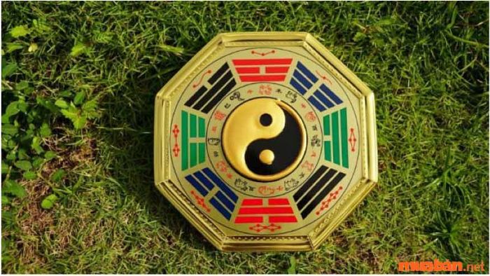 Gương bát quái phẳng không chỉ thu hút vận khí mà còn giúp hóa giải sát khí.