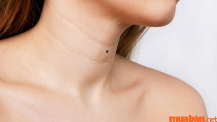 Nốt ruồi ở yết hầu của phụ nữ
