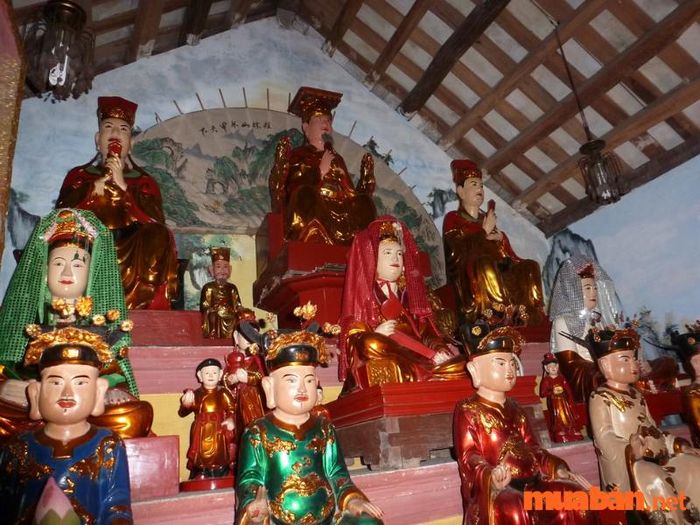 Ban Công Đồng là nơi thờ Tam phủ, Tứ phủ trong tín ngưỡng thờ Mẫu, là một phần quan trọng trong đời sống tâm linh của người dân Việt Nam.