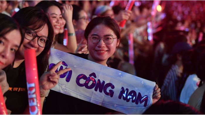 Băng đô, banner hoặc đồ cổ vũ đặc biệt