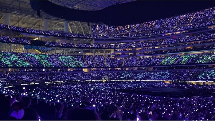 Lightstick và các vật dụng cổ vũ