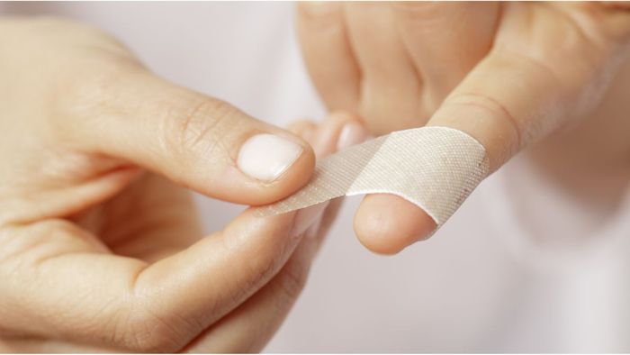 Băng keo cá nhân và thuốc cơ bản