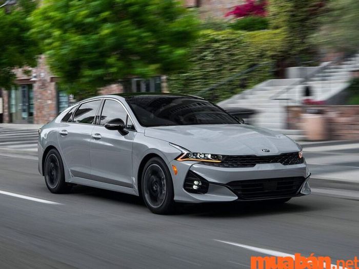 Màu bạc của xe KIA K5 cũng rất hợp với người mệnh Lộ Bàng Thổ, mang lại sự thịnh vượng và cân bằng.