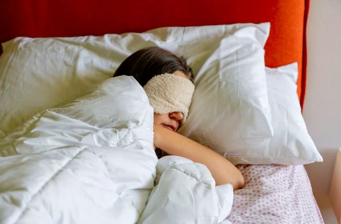 Weekend sleep-ins could significantly reduce the likelihood of developing heart disease in the future, new findings suggest.