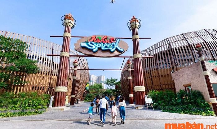 Ngoài hồ bơi rộng lớn, khu vui chơi Thiên đường Bảo Sơn còn có rất nhiều hoạt động thú vị như thế giới bay và thủy cung độc đáo dưới lòng đất.