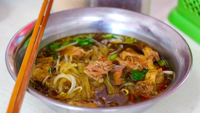 Sen lek, the medium-sized rice noodles, are a favorite for soup-based dishes. Whether beef noodle soup or a mix of pork and pork ball noodles, they are an easy and satisfying lunch option.