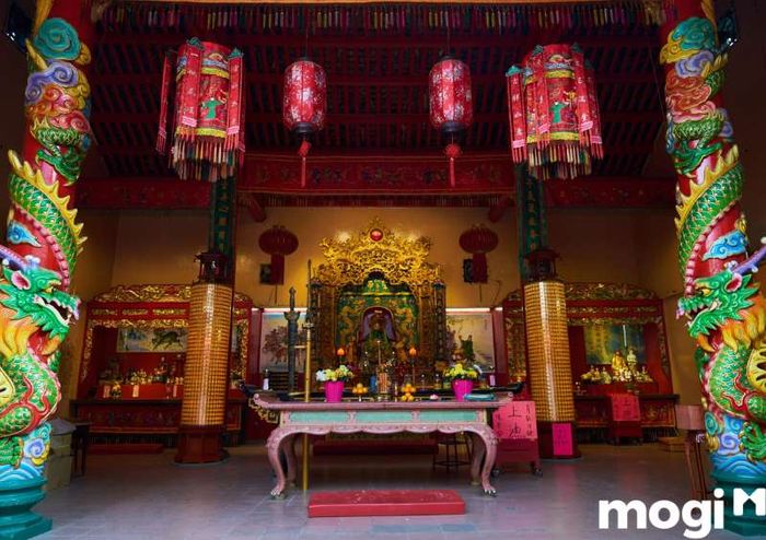 Hướng bàn thờ nào hợp với tuổi Đinh Mão?