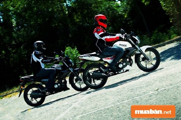 TNT 15 là mẫu moto giá rẻ dưới 50 triệu, sở hữu ngoại hình nhỏ gọn, dễ di chuyển.