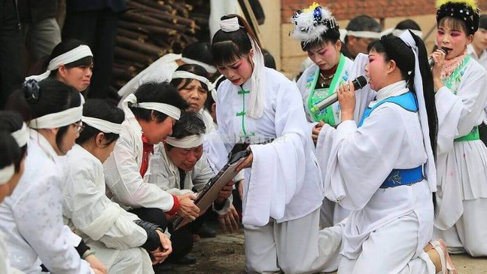 Mơ thấy đám ma người lạ là biểu hiện của sự mệt mỏi trong cuộc sống.