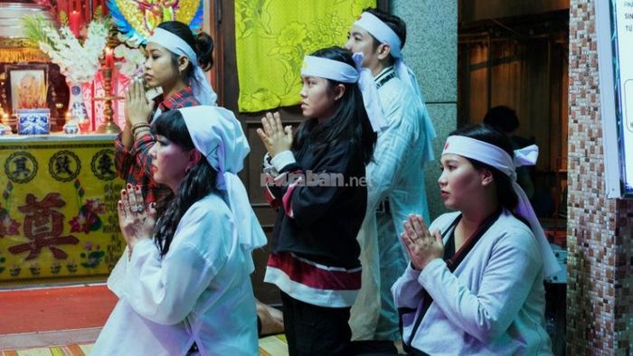 Giấc mơ này cho thấy bạn đang phải đối mặt với những điều chưa thể giải quyết, và việc chia sẻ tâm sự sẽ giúp bạn cảm thấy nhẹ nhõm hơn.