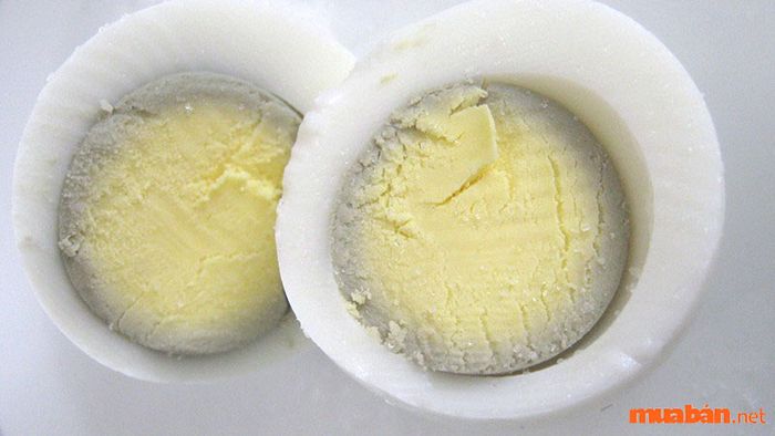 Nếu lòng trứng gà xuất hiện màu sắc lạ, đó chính là dấu hiệu bạn đang bị ám ảnh bởi một loại bùa chú nào đó.
