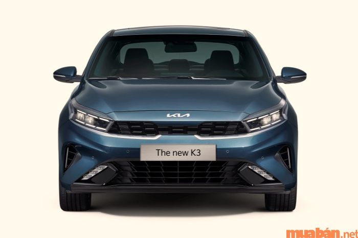 Mặt trước của KIA K3 đã có những thay đổi đáng chú ý, tạo nên một diện mạo mạnh mẽ và thể thao hơn so với các phiên bản trước.