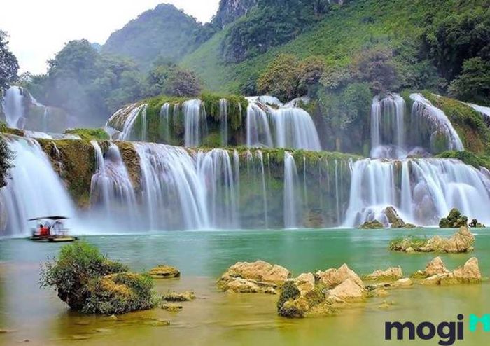 Tết nên du lịch ở đâu? Đến Thác Bản Giốc – Cao Bằng để trải nghiệm vẻ đẹp kỳ vĩ và nét văn hóa độc đáo của vùng đất biên cương này.