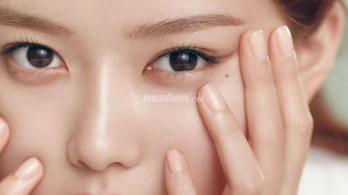 Nguồn gốc của nốt ruồi lệ đường là gì?